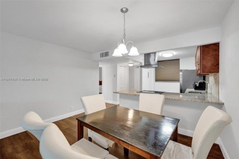 Condo in Lauderhill, Florida, 2 bedrooms  № 1973445 - photo 6