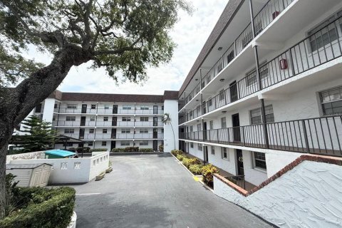 Condo in Daytona Beach, Florida, 2 bedrooms  № 1766213 - photo 1