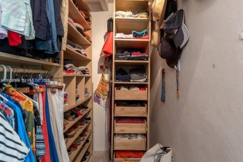 House in Miami Beach, Florida 5 bedrooms, 180.97 sq.m. № 2068298 - photo 16