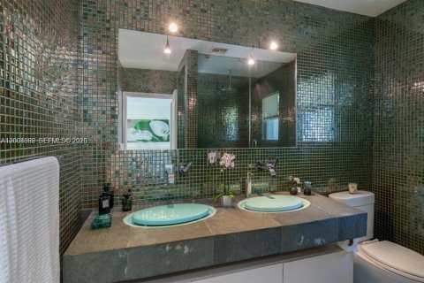 House in Miami Beach, Florida 5 bedrooms, 180.97 sq.m. № 2068298 - photo 13