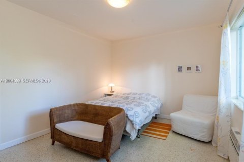 House in Miami Beach, Florida 5 bedrooms, 180.97 sq.m. № 2068298 - photo 29