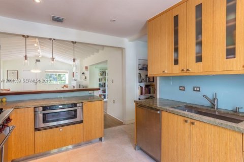 House in Miami Beach, Florida 5 bedrooms, 180.97 sq.m. № 2068298 - photo 9