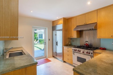 House in Miami Beach, Florida 5 bedrooms, 180.97 sq.m. № 2068298 - photo 8