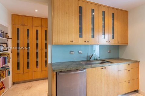 House in Miami Beach, Florida 5 bedrooms, 180.97 sq.m. № 2068298 - photo 10