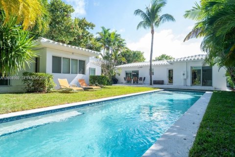 House in Miami Beach, Florida 5 bedrooms, 180.97 sq.m. № 2068298