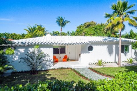 House in Miami Beach, Florida 5 bedrooms, 180.97 sq.m. № 2068298 - photo 2