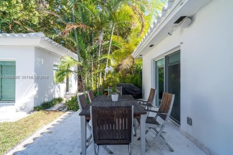 House in Miami Beach, Florida 5 bedrooms, 180.97 sq.m. № 2068298 - photo 23