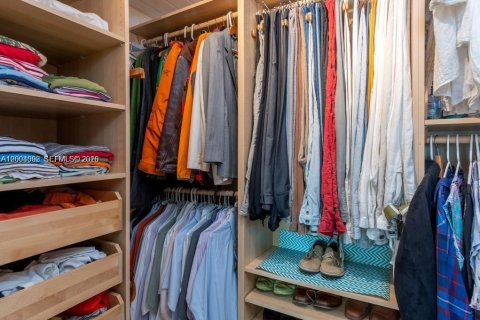 House in Miami Beach, Florida 5 bedrooms, 180.97 sq.m. № 2068298 - photo 15