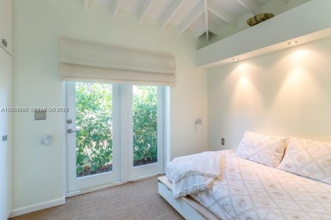 House in Miami Beach, Florida 5 bedrooms, 180.97 sq.m. № 2068298 - photo 22