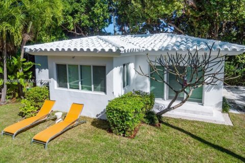 House in Miami Beach, Florida 5 bedrooms, 180.97 sq.m. № 2068298 - photo 24