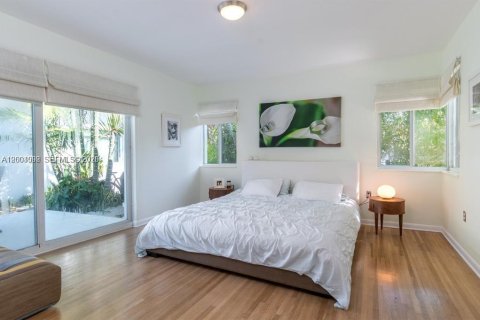 House in Miami Beach, Florida 5 bedrooms, 180.97 sq.m. № 2068298 - photo 11