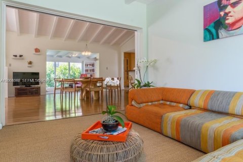 House in Miami Beach, Florida 5 bedrooms, 180.97 sq.m. № 2068298 - photo 6