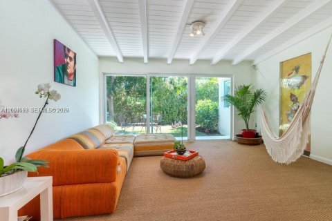 House in Miami Beach, Florida 5 bedrooms, 180.97 sq.m. № 2068298 - photo 7