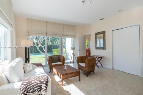 House in Miami Beach, Florida 5 bedrooms, 180.97 sq.m. № 2068298 - photo 26