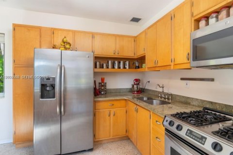 House in Miami Beach, Florida 5 bedrooms, 180.97 sq.m. № 2068298 - photo 27