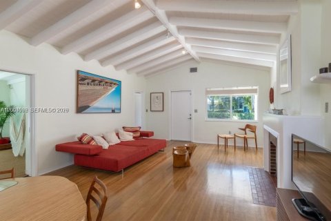 House in Miami Beach, Florida 5 bedrooms, 180.97 sq.m. № 2068298 - photo 4