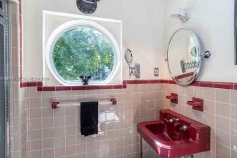 House in Miami Beach, Florida 5 bedrooms, 180.97 sq.m. № 2068298 - photo 18