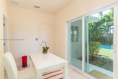 House in Miami Beach, Florida 5 bedrooms, 180.97 sq.m. № 2068298 - photo 30