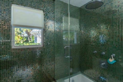House in Miami Beach, Florida 5 bedrooms, 180.97 sq.m. № 2068298 - photo 14