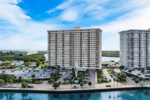 Купить кондоминиум в Санни-Айлс-Бич, Флорида 1 спальня, 70.79м2, № 1959424 - фото 1