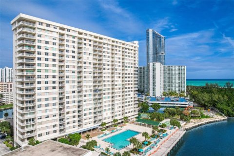 Купить кондоминиум в Санни-Айлс-Бич, Флорида 1 спальня, 70.79м2, № 1959424 - фото 12