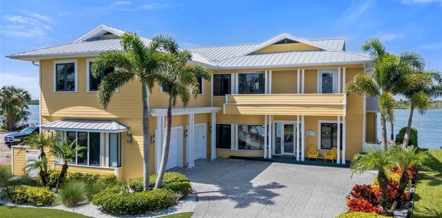 House in New Smyrna Beach, Florida 5 bedrooms, 387.22 sq.m. № 1886499