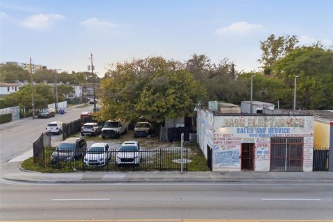 Commercial property in Miami, Florida № 2030372