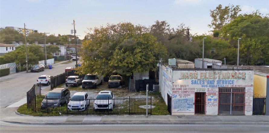 Commercial property in Miami, Florida № 2030372