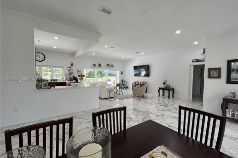 Villa ou maison à louer à Doral, Floride: 4 chambres, 280.38 m2 № 2042868 - photo 6