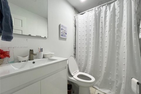 Villa ou maison à louer à Doral, Floride: 4 chambres, 280.38 m2 № 2042868 - photo 9