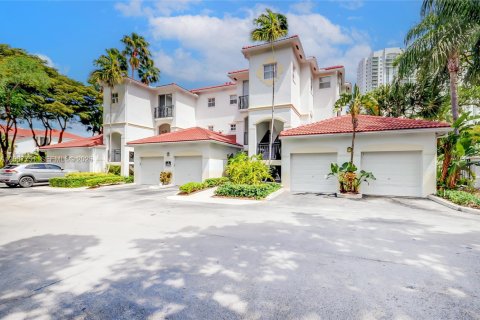 Condominio en alquiler en Aventura, Florida, 1 dormitorio, 83.89 m2 № 2072128 - foto 2