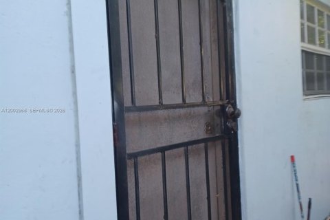 Casa en venta en Miami, Florida, 3 dormitorios, 170.94 m2 № 2066576 - foto 2