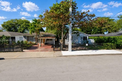 Casa en venta en Miami, Florida, 3 dormitorios, 170.94 m2 № 2066576 - foto 1