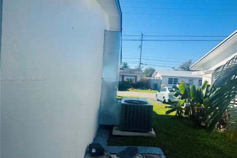 House in Tamarac, Florida 2 bedrooms, 95.5 sq.m. № 1996429 - photo 22