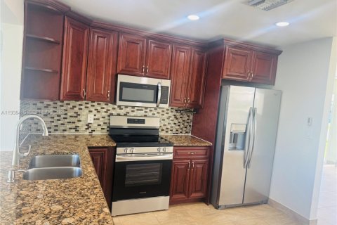 House in Tamarac, Florida 2 bedrooms, 95.5 sq.m. № 1996429 - photo 2