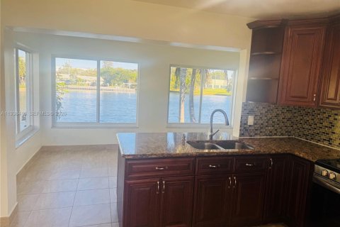 House in Tamarac, Florida 2 bedrooms, 95.5 sq.m. № 1996429 - photo 4