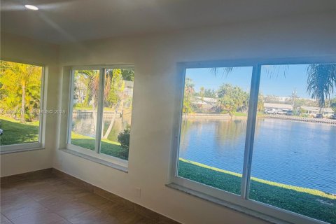 House in Tamarac, Florida 2 bedrooms, 95.5 sq.m. № 1996429 - photo 6