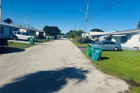 House in Tamarac, Florida 2 bedrooms, 95.5 sq.m. № 1996429 - photo 17