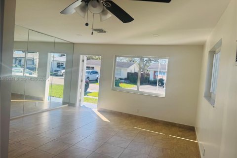 House in Tamarac, Florida 2 bedrooms, 95.5 sq.m. № 1996429 - photo 5