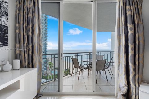 Copropriété à vendre à Sunny Isles Beach, Floride: 2 chambres, 123.56 m2 № 1990580 - photo 10