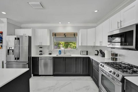 Casa en venta en Hollywood, Florida, 5 dormitorios, 203.36 m2 № 1729332 - foto 16