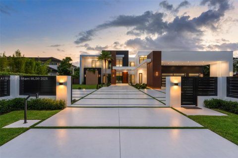 Villa ou maison à vendre à Miami, Floride: 6 chambres, 622.26 m2 № 1772578 - photo 1