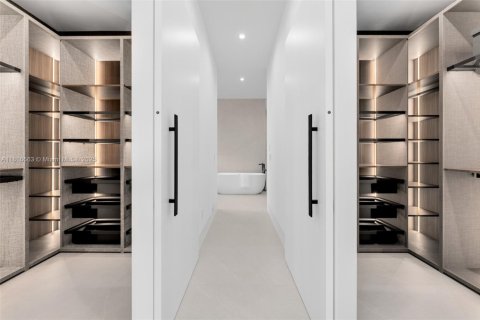Villa ou maison à vendre à Miami, Floride: 6 chambres, 622.26 m2 № 1772578 - photo 27