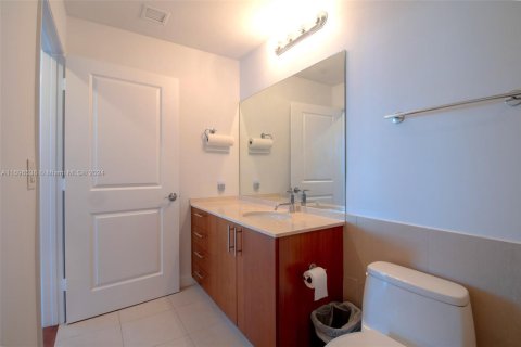 Condo in Hallandale Beach, Florida, 2 bedrooms  № 1864518 - photo 9