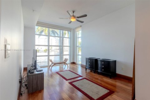 Condo in Hallandale Beach, Florida, 2 bedrooms  № 1864518 - photo 17
