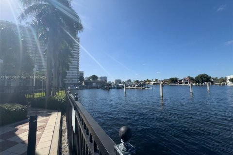 Condo in Hallandale Beach, Florida, 2 bedrooms  № 1864518 - photo 1