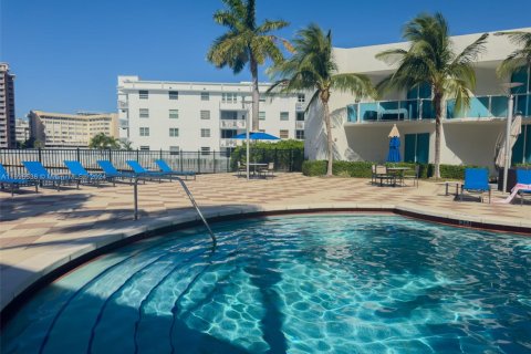 Condo in Hallandale Beach, Florida, 2 bedrooms  № 1864518 - photo 30