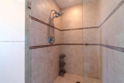 Condo in Hallandale Beach, Florida, 2 bedrooms  № 1864518 - photo 12