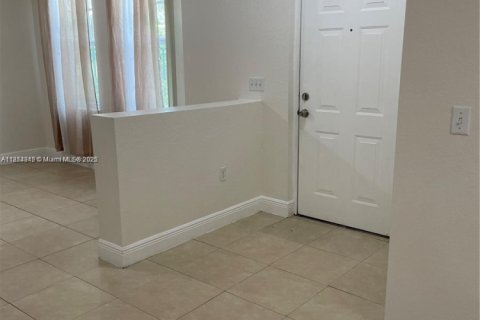Снять в аренду таунхаус в Корал-Спрингс, Флорида 2 спальни, 111.76м2, № 1940918 - фото 13