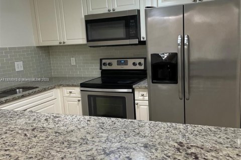 Снять в аренду таунхаус в Корал-Спрингс, Флорида 2 спальни, 111.76м2, № 1940918 - фото 17